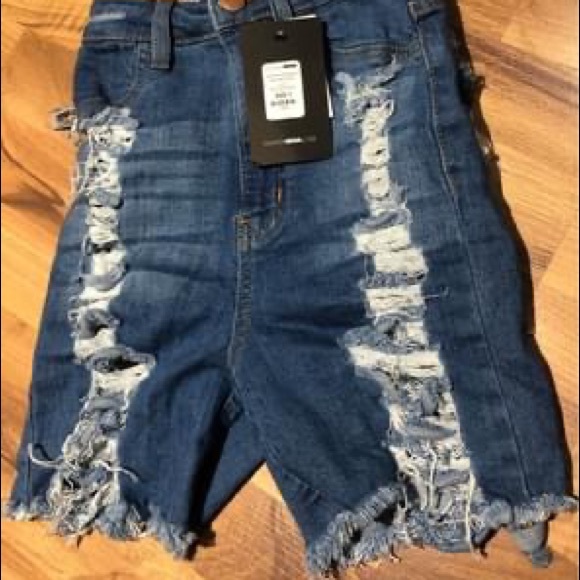 NWT Size 1 distressed Bermuda shorts - Picture 2 of 5